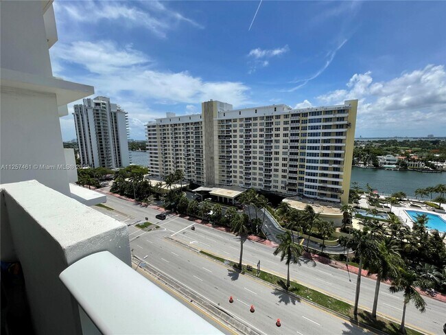 Primary Photo - 5601 Collins Ave