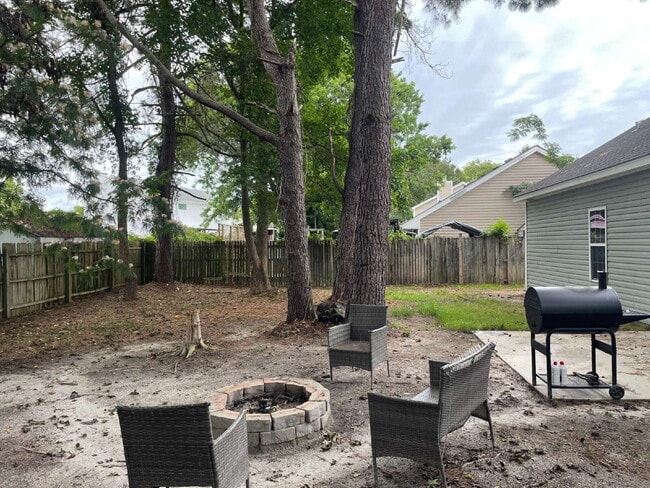 Building Photo - Pet Friendly Three Bedroom Two Full Bathro...