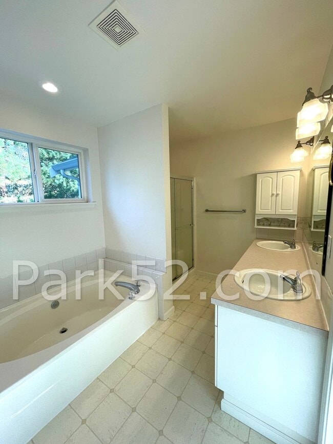 Building Photo - University Place Single Family in Gated Community