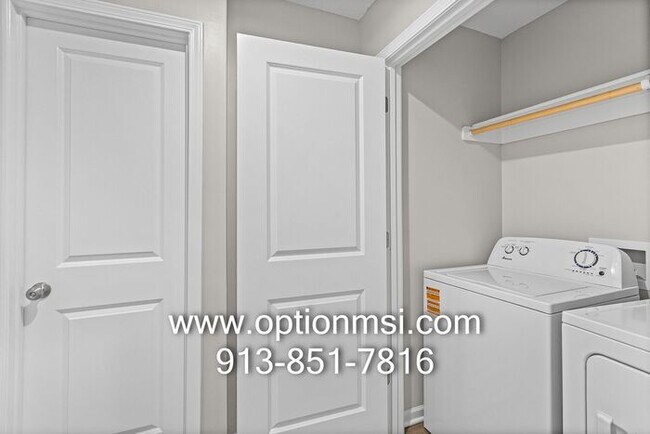 Building Photo - Fresh 3 Bedroom, 2 Bathroom Half Duplex