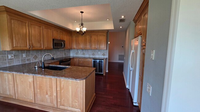 Building Photo - Golf Course Living in a Gated Harbor Hills Country Club – Lady Lake, FL