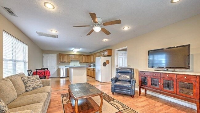 Building Photo - 410 N Oliver Ave