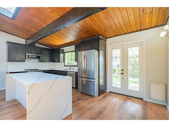 Building Photo - Gorgeous 3 Bedroom Remodel in Highly Desir...