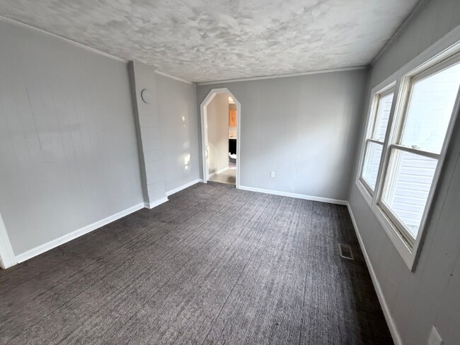 Building Photo - 205 Alesa Dr