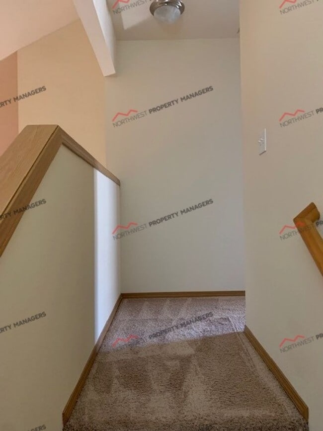 Building Photo - r95