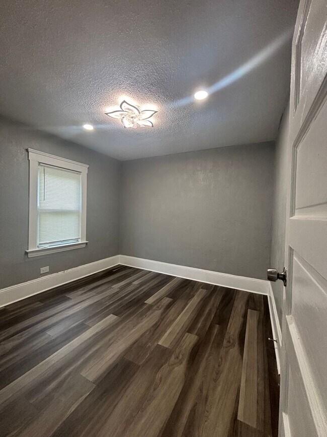 Building Photo - 13721 Beachwood Ave