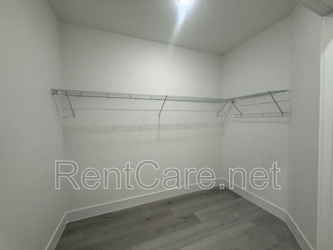 Building Photo - 10034 N Darwin Way