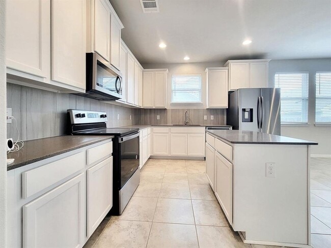 Building Photo - Modern 3BR/2BA Home with Garage & Fenced Backyard