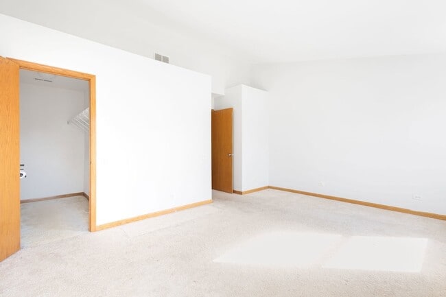 Building Photo - 2877 Stonewater Dr