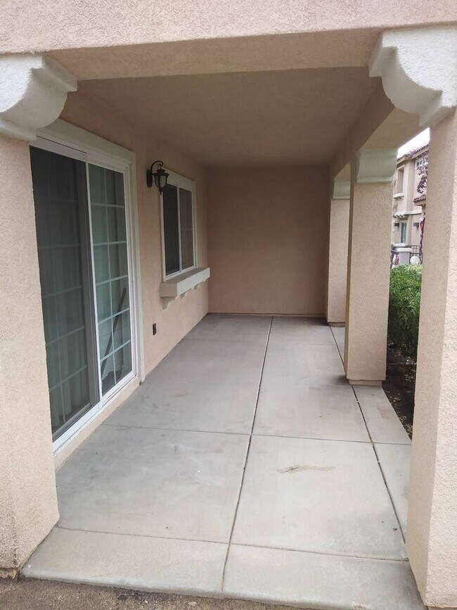 Building Photo - Spacious 3 Bedroom Moreno Valley Townhouse in Gated  Community!