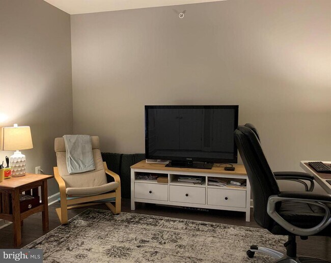 Building Photo - Charming Townhome-Style Condo with Garage ...