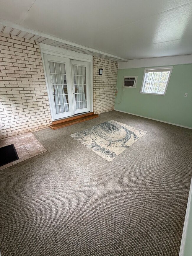 Building Photo - 3 Bedroom | 1 Bathroom | 2 Car Garage | Springfield MO!