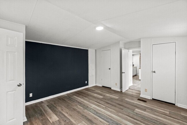 Building Photo - 3 bedroom Available Now!