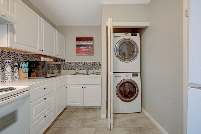 Building Photo - Cozy 2-Bedroom Unit in Prime Las Vegas Loc...