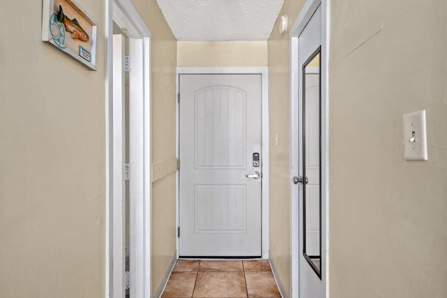 Building Photo - 8817 S Thomas Dr