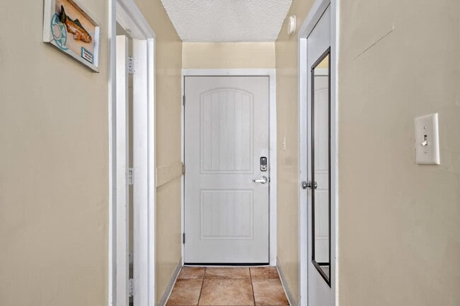 Building Photo - 8817 S Thomas Dr