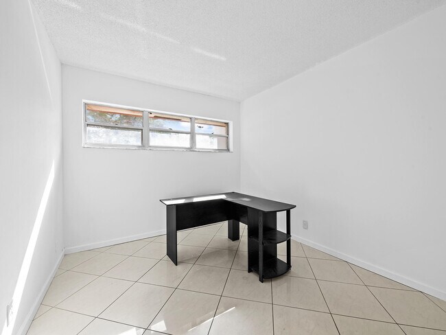 Building Photo - 1 Jacaranda Country Club Dr