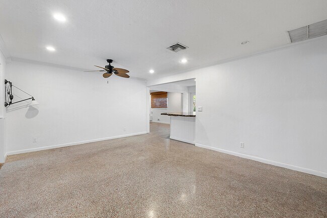 Building Photo - 181 SE 30th Ave