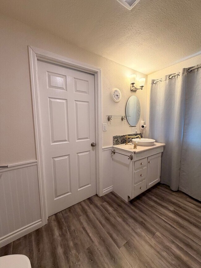 Building Photo - 4-Bedroom 4-Bathroom home with attached Studio apartment
