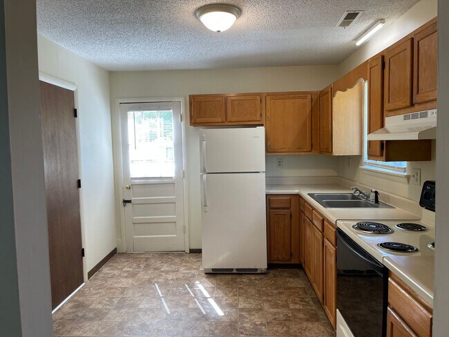 Building Photo - 4 bedroom, 2 bath House