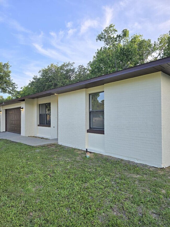 Building Photo - 518 Loomis Trail