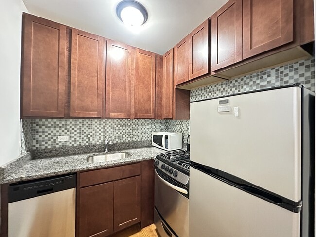 Building Photo - 555 W Arlington