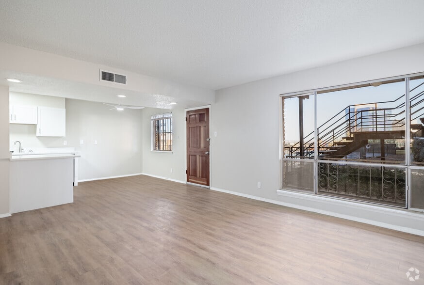 2BR, 2BA - 1075SF - Kitchen / Dining Room - Diplomat Apartments