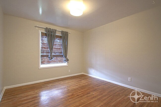 Building Photo - 1601 Esther St