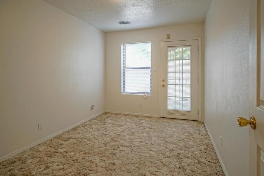 Building Photo - 609 Avenida Montoya NE