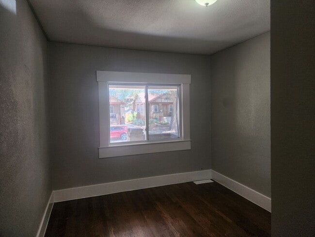 Building Photo - Bright & Updated 3-Bedroom Upper Unit All Utilities Included!