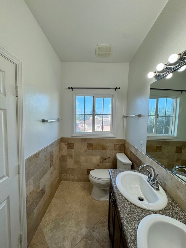 Building Photo - Beautifully Renovated 4 Bed 4 Bath House For Rent In Long Beach!