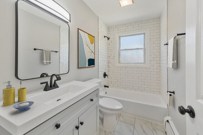 Building Photo - Updated 2 Bed in Lake Bluff | Parking Included | Pet Friendly | Top Schools