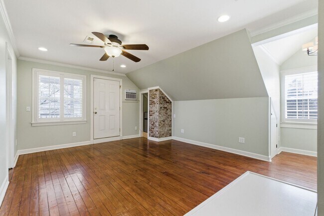 Building Photo - 1 Month's Free Rent - 5 Bedroom Home Between 12 South and Oak Hill