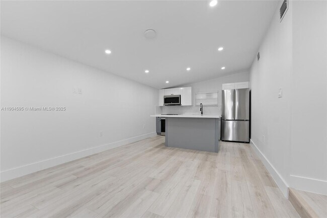 Building Photo - 129 SW 9th Ave