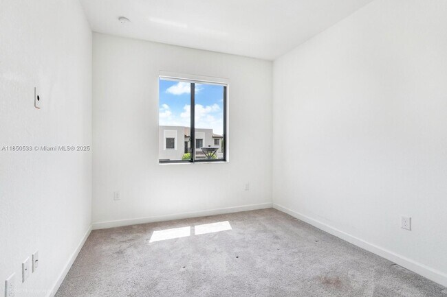 Building Photo - 20944 NE 8th Ave