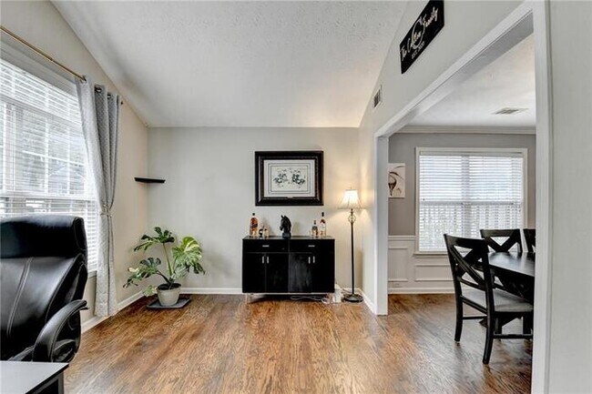 Building Photo - House 3 Beds 3 Baths