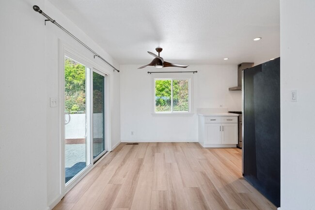 Building Photo - Pacific Ocean and Hillside Views
