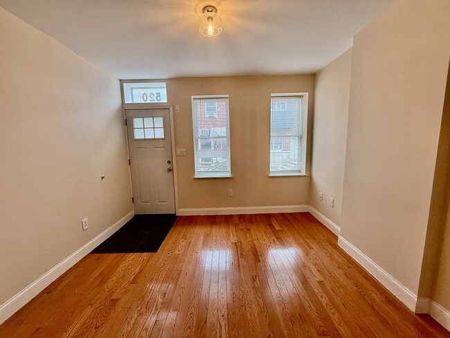 Building Photo - SPACIOUS 3BR/1BA HOUSE w/ Central AC-HARDW...