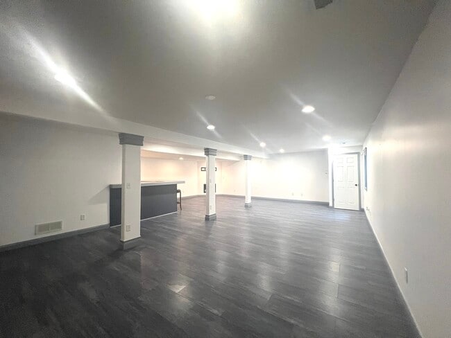Building Photo - 909 Wartburg Dr