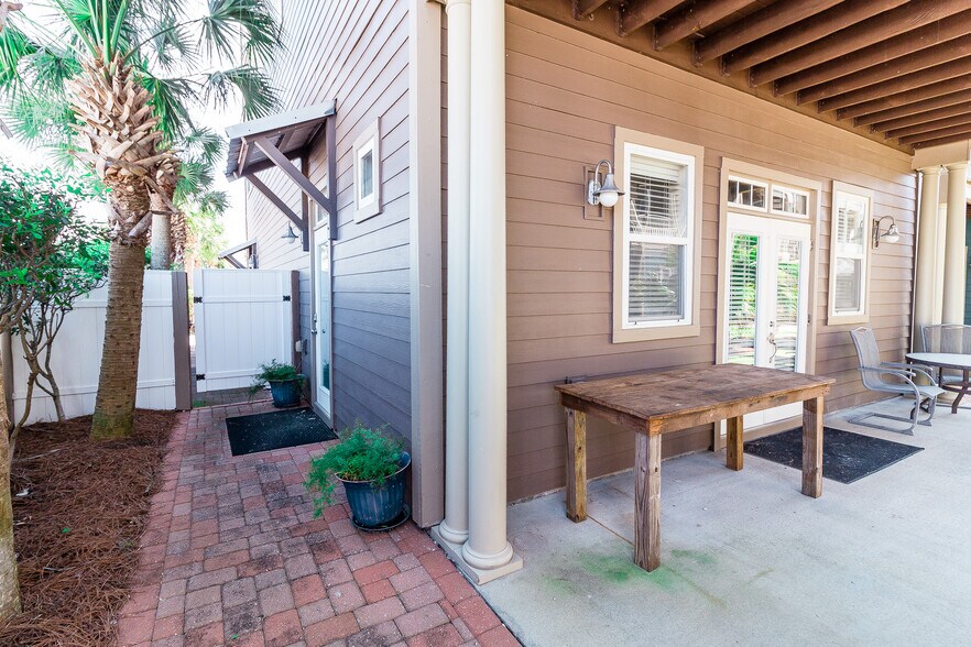 Building Photo - 6226 Thomas Dr