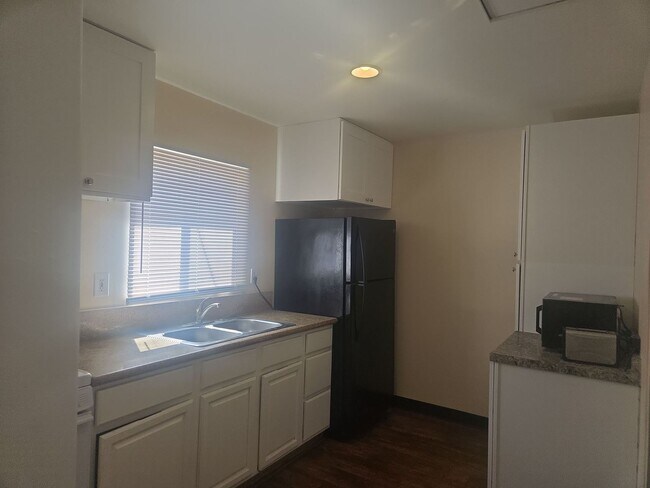 Building Photo - Must see this Large  one bedrom one bath  ADU home with availalbe off street parking.