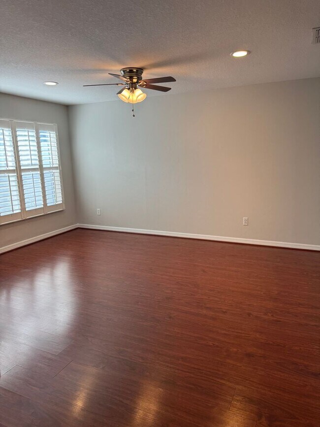 Building Photo - Avalon Park: 3 Bedroom, 2.5 Bath, 2 Car Garage Townhome
