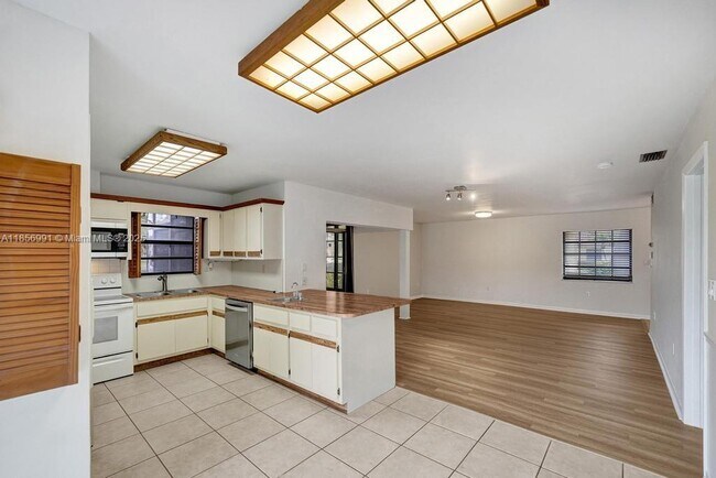 Building Photo - 9540 Sevilla Ln
