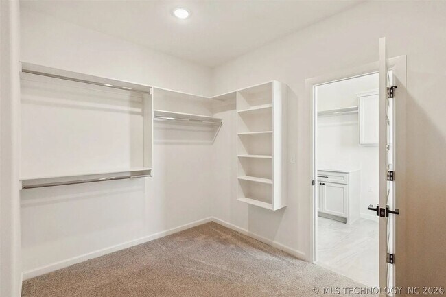 Building Photo - 5 Bed | 4 Bath House