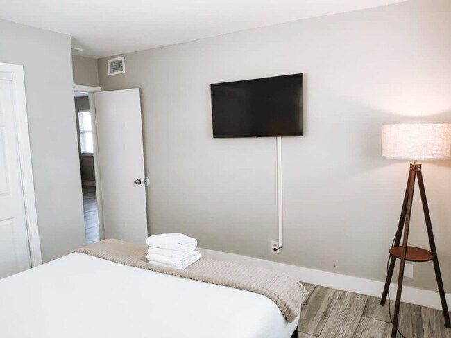 Building Photo - 50 Davie Blvd