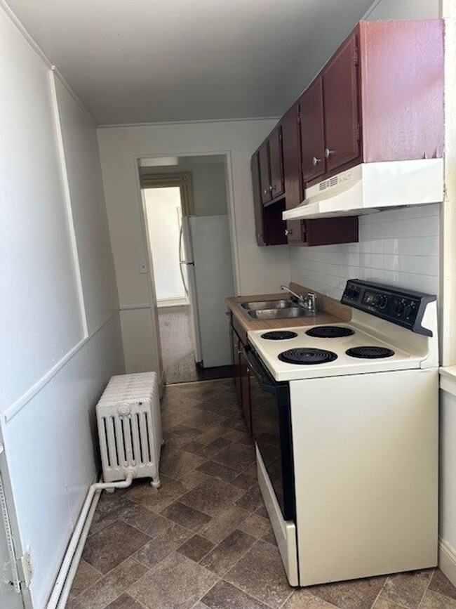 Building Photo - 2 Bedroom 1 Bathroom 2nd Floor Apartment F...