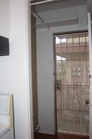 Building Photo - 911 S Marguerita Ave