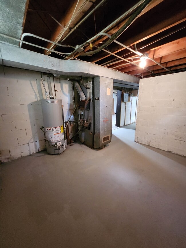 Building Photo - 2116 W Kettelle St