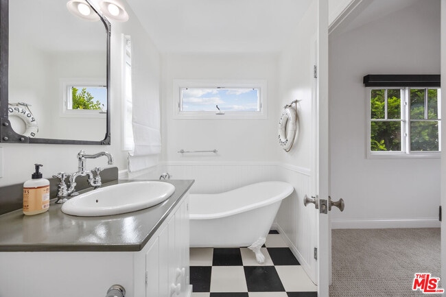 Building Photo - 12722 Halkirk St