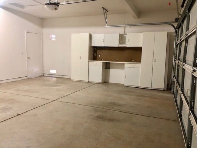 Building Photo - Spacious and beautiful 3 bedroom 2.5 bath ...